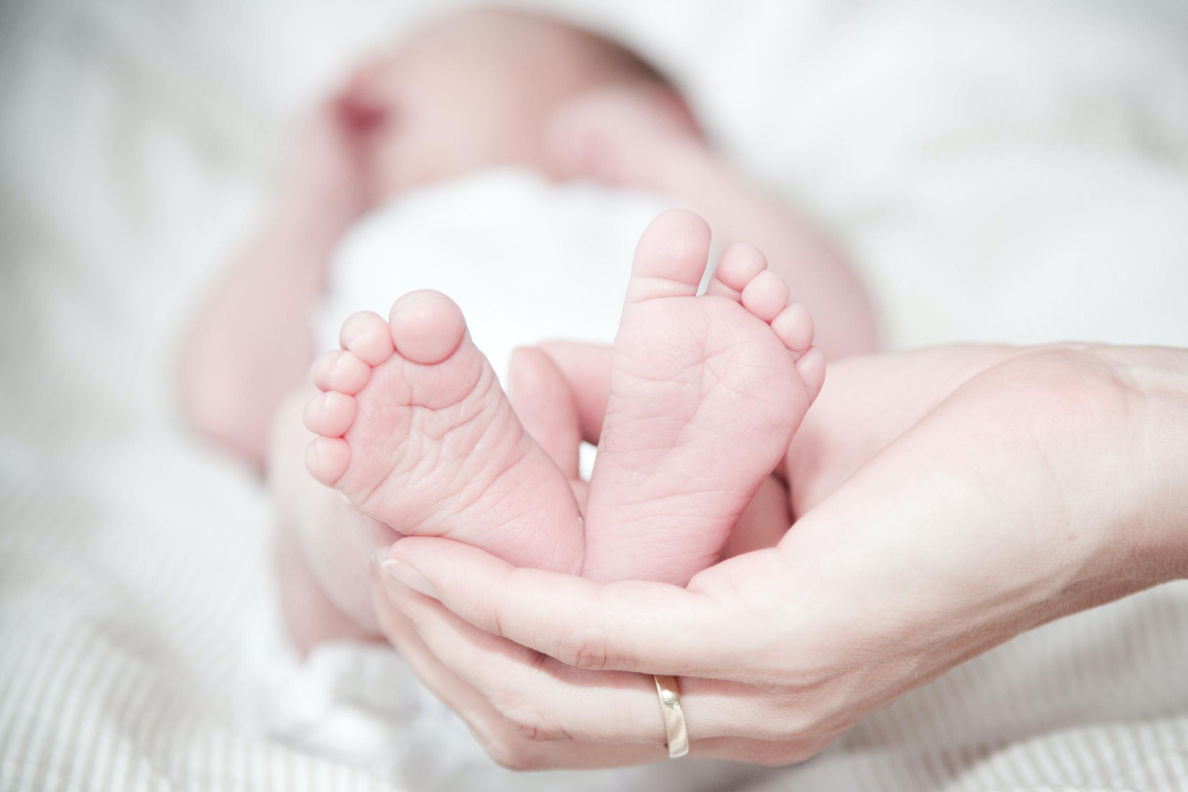 Kąpiel noworodka – jak i czym myć delikatną skórę
