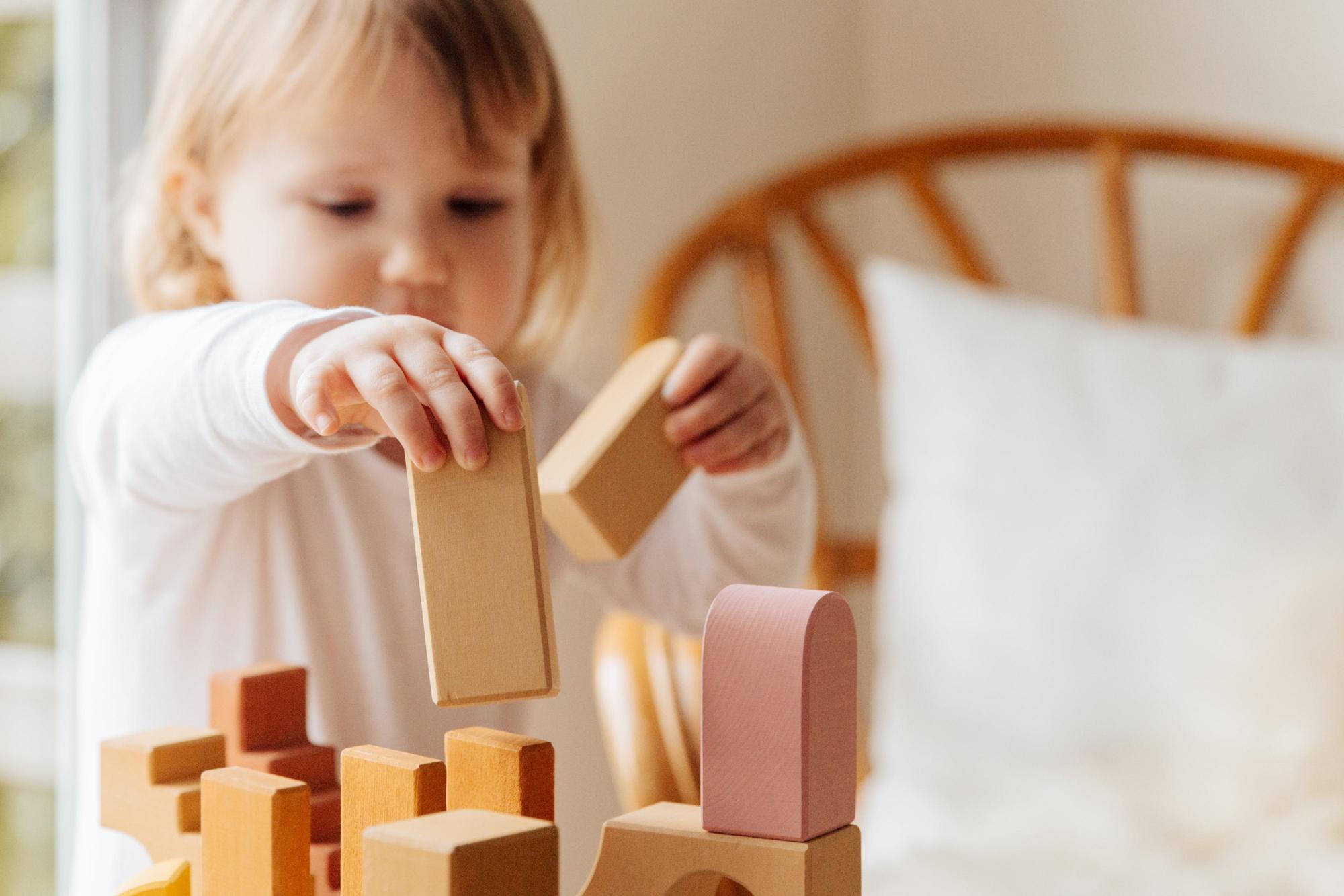 Zabawki edukacyjne a rozwój sensoryczny niemowląt