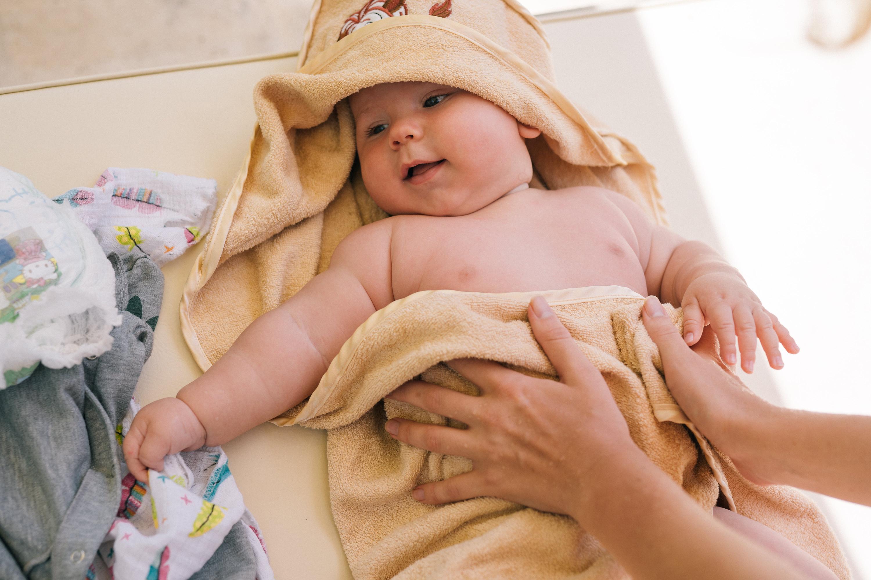 Przygotowanie do masażu: odpowiednie warunki i bezpieczeństwo niemowlęcia