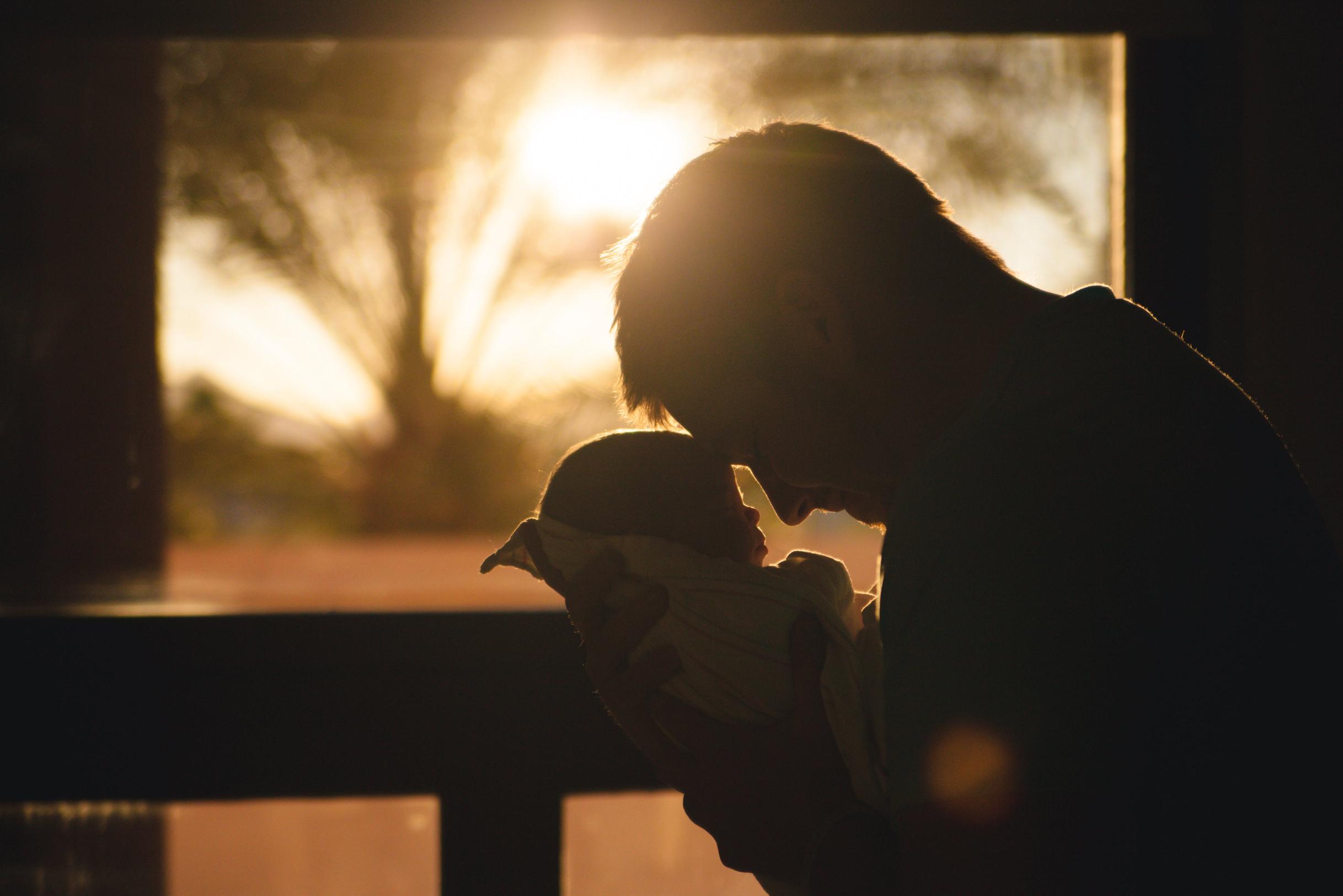 Znaczenie pierwszych miesięcy życia dla rozwoju społecznego i emocjonalnego niemowląt